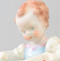 Herendi mesét olvasó gyermek. Jelzett, kézzel festett, hibátlan, m: 7 cm