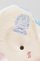 Herendi mesét olvasó gyermek. Jelzett, kézzel festett, hibátlan, m: 7 cm