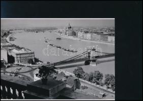 cca 1961 Dunai panoráma, a Lánchíd budai hídfőjénél - a körforgalom közepén -virágokból komponált vöröscsillag látható, 1 db modern nagyítás, jelzés nélkül, 15x21 cm