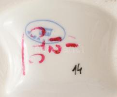 7 darab figurális porcelán, közte szép német figurákkal, a két libás fiú sérült