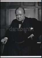 1941 Yousuf Karsh (1908-2002) örmény származású kanadai fotóművész felvétele Winston Churchill-ről, 1 db modern nagyítás a néhai FOTÓ újság (1954-1989) archívumából (amely a Lapkiadó Vállalat lapcsaládjához tartozott), jelzés nélkül, 21x15 cm