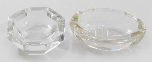 2 darab antik fazettált kristály hamuzó. Jelzés nélkül, kis pattogzással, h: 8,5-10,5 cm