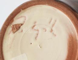 Mihály Béla váza. Jelzett, kis kopással, m: 17 cm