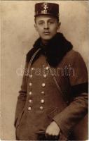 Marosvásárhely, Targu Mures; Osztrák-magyar katona halálfejes sapkajelvénnyel / WWI Austro-Hungarian K.u.K. military, soldier with skull cap badge. Modern fényképészeti műterem photo (EK)