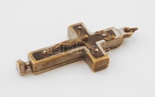 Ereklye, a jeruzsálemi Olajfák hegyéről származó föld, fém és fa feszületben, menne latin szöveggel....