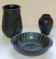Díszes sorszámmal ellátott égetett agyag tétel, benne: 2db váza (13cm és 9cm magas) illetve mellé egy hamutartó (15cm-es átmérővel)