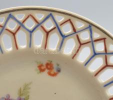 Antik áttört mintás pralinékínáló szett. Jelzés nélkül, kis kopással, d: 12,5 cm