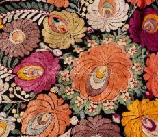 Terítő gazdagon hímezve d: 65 cm