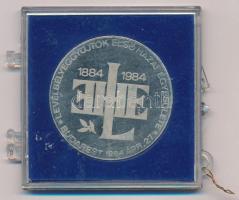 1984. "Magyar Bélyeggyűjtők Országos Szövetsége / Levélbélyeggyűjtők első hazai egyesülete Budapest 1984. április 27." ezüstözött fém emlékérem sérült műanyag tokban (42,5mm) T:AU ujjlenyomat