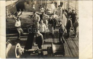 1916 K.u.k. Kriegsmarine S.M. Dampfer IV (ex Gastein), Matrosen an Deck / Osztrák-magyar matrózok a fedélzeten / WWI Austro-Hungarian Navy mariners on board. photo (EB)