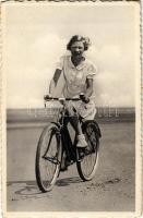 La Princesse Joséphine-Charlotte a la Plage / Prinses Joséphine-Charlotte aan de Kust / Princess Joséphine-Charlotte of Belgium on bicycle (EK)