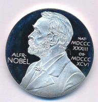 A Nobel-emlékérmet mintázó ezüstözött fém emlékérem, hibásan írt "E. LINDRERG"(!) szignóva...