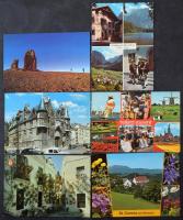 Kb. 903 db MODERN külföldi város képeslap dobozban: főleg színes európai országok egy kevés tengerentúlival és 4 füzettel, 1950-2000 / Cca. 903 modern mostly European town-view postcards in a box: some overseas, 4 booklets