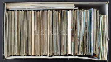 Kb. 903 db MODERN külföldi város képeslap dobozban: főleg színes európai országok egy kevés tengeren...