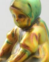 Zsolnay kisplasztika - üldögélő kendős kislány. Terv.: Sinkó András, eozin mázakkal festett öntött f...