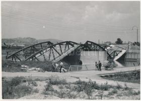 1945 Szendrő István (1908-2000): Felrobbantott híd a Dunán (Bp. Soroksár), hátoldalon pecséttel jelzett fotó, 23×17 cm