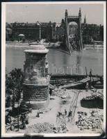 1945 Szendrő István (1908-2000): Budapest, a szétlőtt Erzsébet híd, hátoldalon pecséttel jelzett fotó, 23×17 cm