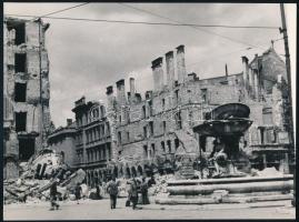 1945 Szendrő István (1908-2000): Budapest, a szétlőtt Kálvin tér, Kecskeméti utca, hátoldalon pecséttel jelzett fotó, 23×17 cm