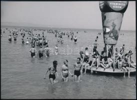 cca 1930-1940 Szendrő István (1908-2000): Siófoki fürdőélet, Caola reklám, hátoldalon pecséttel jelzett fotó, 23×17 cm