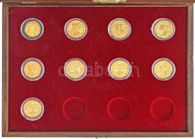 9xklf Aranyforint Au utánveret érmetétel plüss belső borítású fa díszdobozban, benne sorrendben: Károly Róbert, I. Lajos, Zsigmond, Hunyadi János, Hunyadi Mátyás (2xklf), II. Lajos, Szapolyai János, I. Ferdinánd. Az összes érme kapszulában, tanúsítvánnyal, közülük 7db Szabó Géza (1939-) mesterjegyével ellátott, 2db pedig sorszámozott. Alacsony példányszámban készültek! (~3,50g/0.986/db, összesen: ~31,5g/0.986) T:UNC 9xdiff Goldgulden Au restrike coin lot in a wooden box with a plush inner cover, in order: Charles I, Louis I, Sigismund, John Hunyadi, Matthias Corvinus I (2xdiff), Louis II, John Szapolyai, Ferdinand I. All coins are in capsules, with certificates, 7pcs of them with master mark of Géza Szabó (1939-), and 2pcs are serial number. They were produced in a small number of copies! (~3,50g/0.986/pc, total: ~31,5g/0.986) C:UNC