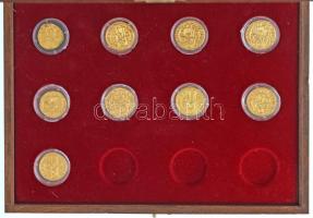 9xklf Aranyforint Au utánveret érmetétel plüss belső borítású fa díszdobozban, benne sorrendben: Kár...