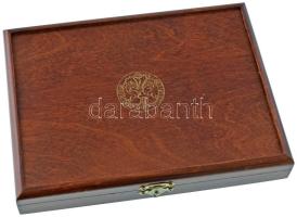 9xklf Aranyforint Au utánveret érmetétel plüss belső borítású fa díszdobozban, benne sorrendben: Kár...