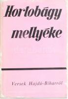 Hortobágy mellyéke. Versek Hajdú-Biharról. Vál. és szerk.: Bényei József. (Aláírt!) Debrecen, 1972, Hajdú-Bihar megyei Tanács V. B. Művelődésügyi Osztálya. Kiadói egészvászon-kötés, sérült kiadói papír védőborítóban. Megjelent 2000 példányban. A kötetben szereplő költők aláírásaival: Boda István (1928- ), Kiss Tamás (1912-2003), Tóth Endre (1914-2011) + a szerkesztő, Bényei József (1934-2017) aláírásával (össz. 4 db).