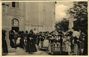 Mezőkövesd, templomból jövet, magyar folklór. Körmendy István kiadása (EK)