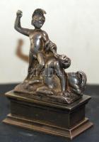 Ókori római harcosokat ábrázoló kis fém szobor, magassága 6 cm