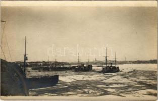 K.u.k. Kriegsmarine Kriegshafen / Osztrák-magyar haditengerészet kikötője télen / Austro-Hungarian Navy port in winter. photo (fl)