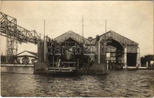 Pola, K.u.k. Kriegsmarine Schwimmdock für Torpedoboots Fahrzeuge. Alois Beer 1915 / Austro-Hungarian Navy floating dock for torpedo boats (fl)