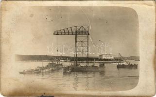 Pola, K.u.k. Kriegsmarine / Osztrák-magyar haditengerészet daruja / Austro-Hungarian Navy crane. photo (EK)