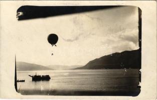 Osztrák-magyar haditengerészeti megfigyelő ballon egy tutajhoz rögzítve, SMS ÁRPÁD fedélzetéről felvéve / K.u.K. Kriegsmarine / Austro-Hungarian Navy observation balloon tied to a raft. photo (fl)