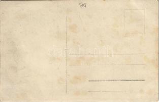 Osztrák-magyar haditengerészeti megfigyelő ballon egy tutajhoz rögzítve, SMS ÁRPÁD fedélzetéről felv...