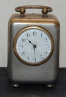 Működőképes, dekoratív fém utazó óra ébresztő funkcióval, porcelán számlappal, kissé kopottas házzal