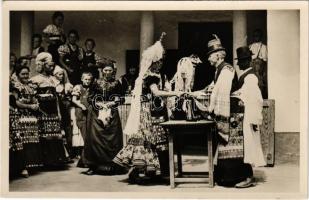 Mezőkövesd, a menyasszony kikérése, magyar folklór (EK)