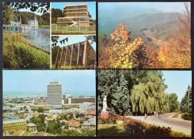 Kb. 100 db MODERN magyar város képeslap vegyes minőségben. Főleg Képzőművészeti Alap / Cca. 100 modern Hungarian town-view postcards in mixed quality