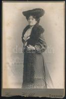 cca 1900 Czullik Inez, Czullik Ágost, a Liechtenstein hercegi kertek igazgatója lányának fotója, keményhátú fotó egy drezdai műteremből, sérült karton, 16,5×10,5 cm