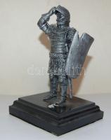 Ezüst színű kereszteslovag ólomból kis fa talapzaton 14cm-es magassággal