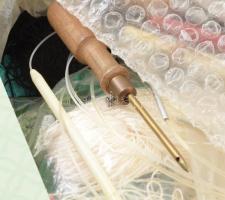 Doboznyi nagy mennyiségű fonal készlet, zömmel bontatlan + hímző eszközök