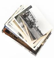 31 db vegyes autókat, buszokat ábrázoló fotó, régi és modern, közte MÁVAUT autóbuszok, Trabantok, stb. Vegyes méretben.