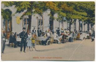 1917 Báziás, Vasúti vendéglő kerthelyisége vendégekkel és pincérrel. Dervarics Ferenc kiadása / railway restaurant, garden with guests and waiter (fa)