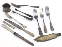 Antik fém evőeszköz és tálalás tétel, közte szecessziós szalvétagyűrű, cukorfogó.