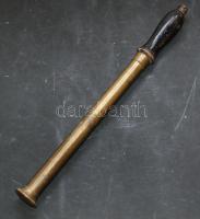 cca 1930 Rézből készült rúdpermetező fa nyéllel, hossza 29 cm