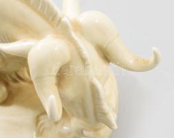 Gebrüder Plein porcelán ülő bika. Német, cca 1920, jelzett, kis kopással, 24x13 cm