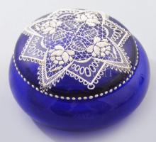 Parádi csipkemintás bonbonier. Zománcfestett királykék üveg, kopással, d: 11 cm