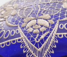 Parádi csipkemintás bonbonier. Zománcfestett királykék üveg, kopással, d: 11 cm