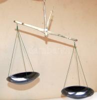 Felakasztható finom mérleg megkímélt állapotban 10 cm átmérőjű serpenyőkkel