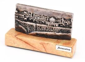 Jerusalem városképét ábrázoló ezüst (Ag) lemezzel bevont asztaldísz. Jelzett, 13x8 cm