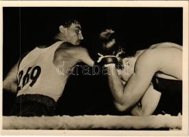 Papp László (Papp Laci) olimpiai bajnok ökölvívó a Helsinki olimpián. Képzőművészeti Alap Kiadóvállalat / László Papp Olympic Champion boxer at the Olympic Games in Helsinki 1952